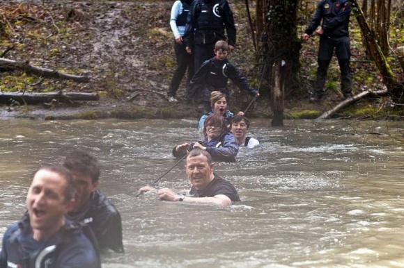 Wielki konkurs. Bear Grylls zaprasza do akademii survivalu LIFESTYLE, Podróże - Jesienią polscy telewidzowie mogą oglądać na antenie Discovery Channel dwa nowe programy prowadzone przez Bear’a Grylls’a. Do końca tego roku potrwa natomiast konkurs, w którym główną nagrodą jest wyjazd do prowadzonej przez mistrza survivalu akademii przetrwania.