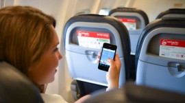 airberlin: korzystanie urządzeń elektronicznych możliwe przy starcie i lądowaniu LIFESTYLE, Podróże - Pasażerowie airberlin mogą już teraz korzystać ze swoich urządzeń elektronicznych na niemal wszystkich połączeniach krótko-, średnio- i długodystansowych, także podczas startu, lądowania i kołowania samolotu, pod warunkiem, że urządzenie pracuje w trybie samolotowym.