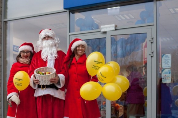 Retail Park Bielsko już otwarte BIZNES, Handel - Uroczystość otwarcia nowego centrum handlowego w Bielsku-Białej przeciągnęła wielu mieszkańców. Oferta przygotowana przez popularne sieci handlowe, które otworzyły sklepy w Retail Park Bielsko, została dobrze przyjęta przez Klientów.