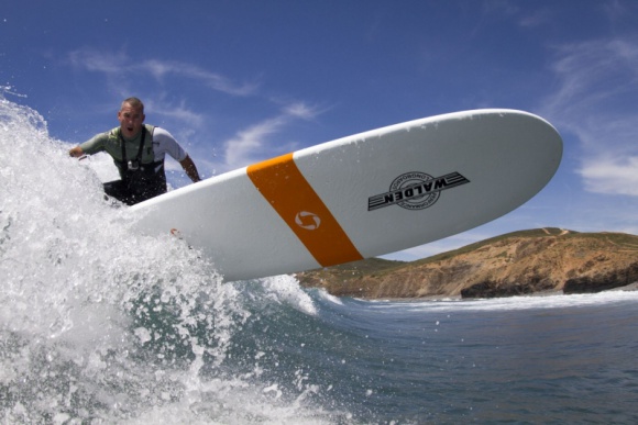 Surfing w Portugalii z Garrettem McNamara LIFESTYLE, Podróże - McNamara, zdobywca rekordu Guinnessa za surfowanie na największej fali w historii, kontynuuje w Nazaré „polowanie” na fale XXL. W zeszłym roku objechał wybrzeże Portugalii, aby sprawdzić pozostałe miejscówki. Ogłoszono konkurs, którego zwycięzca spotka się z legendarnym GMAC-iem.