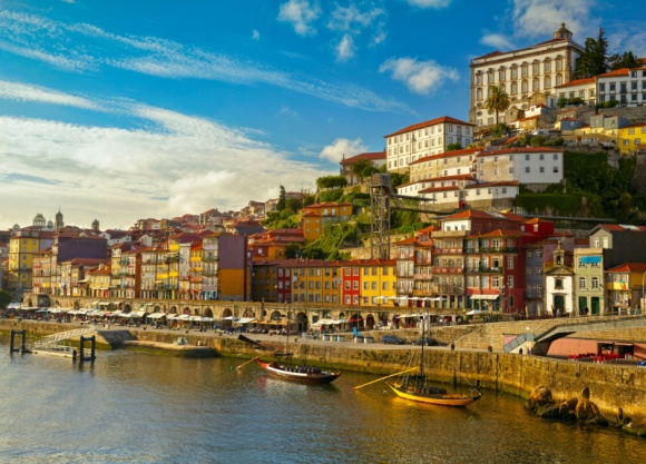 City Brak Porto – nareszcie tanie podróże do Portugalii LIFESTYLE, Podróże - Polacy długo czekali na dobre ceny podróży do Portugalii – teraz w ofercie FRU.PL pojawił się City Break Porto, czyli pakiet łączący zalety tanich lotów i hoteli polecanych przez podróżnych.