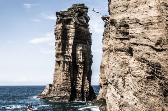 Ekstremalna Portugalia LIFESTYLE, Podróże - Skoki z klifu do wody, wyścigi motorówek, biegi ultra po szczytach gór i surfing na olbrzymich falach przyciągają do Portugalii poszukiwaczy ekstremalnych doznań. Silne emocje czekają zarówno na uczestników tych wydarzeń, jak i ich widzów.