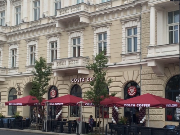 COSTA COFFEE wraca na Plac Trzech Krzyży BIZNES, Handel - Już od 12 lipca mieszkańcy Warszawy mogą ponownie rozkoszować się aromatyczną kawą z COSTA COFFEE na Placu Trzech Krzyży. Właśnie w tej prestiżowej lokalizacji, wywodząca się z Londynu marka, otworzyła swoją 123. kawiarnię.