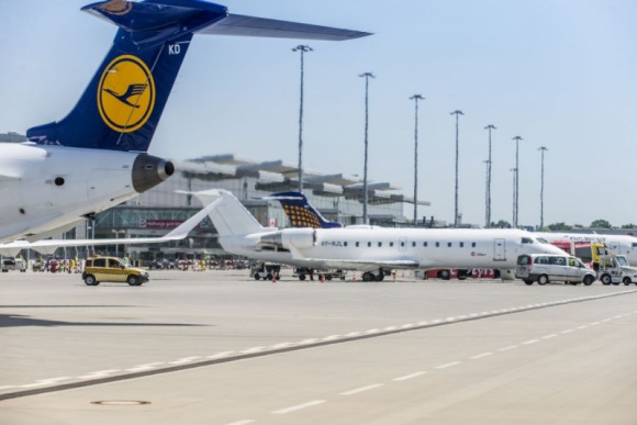 Częściej z Wrocławia do Frankfurtu LIFESTYLE, Podróże - Linie lotnicze Lufthansa zwiększają liczbę rejsów na trasie z Wrocławia do Frankfurtu nad Menem. W zimowej siatce połączeń pojawi się 6 dodatkowych lotów w tygodniu.