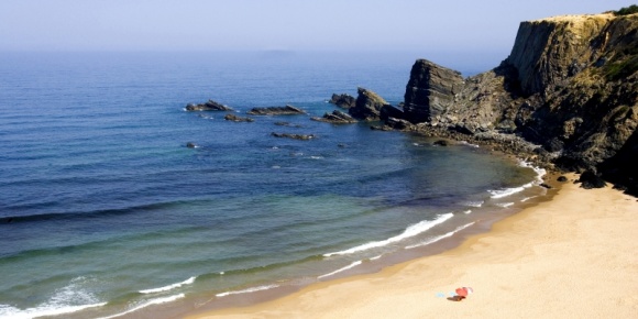 Najlepsze plaże Portugalii LIFESTYLE, Podróże - Portugalia posiada setki różnorodnych plaż: od piaszczystych, przez urocze zatoczki, po odludne miejsca w pobliżu dzikiej przyrody czy tętniące życiem kurorty. Są tu też plaże dostosowane do potrzeb osób niepełnosprawnych czy spoty będące wyzwaniem dla surferów.