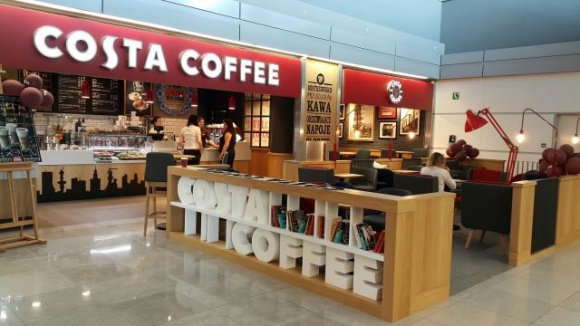 COSTA COFFEE wkracza na Lotnisko Chopina LIFESTYLE, Podróże - Londyńskie Heathrow, francuskie Charles De Gaulle, czy indyjskie Indira Gandhi – największe lotniska Europy i świata łączy ten sam wysublimowany smak kawy na bazie wyjątkowej mieszanki ziaren Mocha Italia.