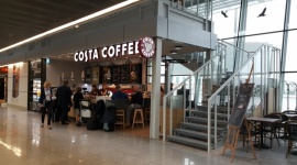 COSTA COFFEE wzmacnia ofertę na Lotnisku Chopina LIFESTYLE, Podróże - Największa sieć kawiarni w Polsce i w Europie uruchomiła dwa kolejne lokale na Lotnisku Chopina w Warszawie.