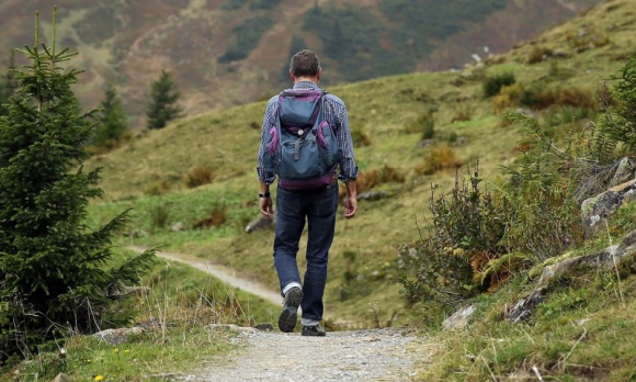 Trekking w górach – majówkowe „must have” LIFESTYLE, Podróże - Piękne, choć zmienne góry, są popularnym kierunkiem majówkowych wojaży. Dzika natura może jednak przeprowadzić turystom surowy egzamin, na który powinni przyjść dobrze przygotowani. Co zrobić, żeby zdać go na piątkę?