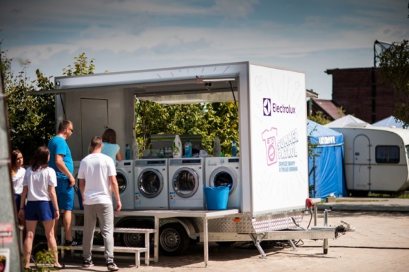 Electrolux Summer Patrol – Lipiec-Sierpień LIFESTYLE, Podróże - Od 1 lipca, już po raz drugi, wyruszyła w trasę Mobilna Pralnia. To pomoc, jaką producent pralek i suszarek oferuje wakacyjnym wczasowiczom odpoczywającym na Półwyspie Helskim oraz na Mazurach. Akcja będzie trwała do końca sierpnia.