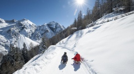 Prawdziwie śnieżna zabawa w Dolinie Stubai LIFESTYLE, Podróże - Jedna dolina a tyle atrakcji. Doskonałe warunki śniegowe i niezapomniane wrażenia czekają na tych, którzy odwiedzą cztery ośrodki narciarskie w Dolinie Stubai. Każdy znajdzie tu coś dla siebie: nartostrady, trasy freeride’owe i saneczkowe, pokazy narciarskie oraz zimowe szlaki.