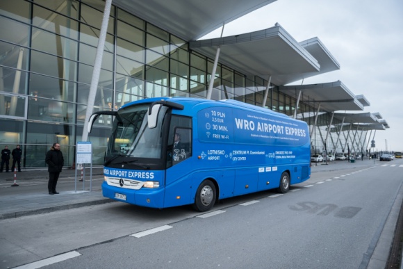 Szybkim autobusem na wrocławskie lotnisko. Ruszył WRO Airport Express LIFESTYLE, Podróże - Od dzisiaj pomiędzy Dworcem Wrocław a Portem Lotniczym Wrocław kursują autokary Polbus PKS. Po drodze poruszają się buspasami i zatrzymują raz, na pl. Dominikańskim. Dzięki temu podróż jest szybsza i bardziej komfortowa.