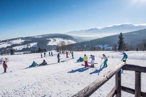 Czy wyjazd na narty to rozrywka zarezerwowana dla bogaczy? LIFESTYLE, Podróże - Zimowy wypad na narty może być naprawdę dużym wydatkiem... ale nie musi - o ile nie wybieramy się na przykład w Alpy lub Pireneje. Warto bliżej przyjrzeć się kosztom wyjazdu w polskie góry, by przekonać się, że ferie na nartach nie muszą równać się ogromnym nakładom finansowym.