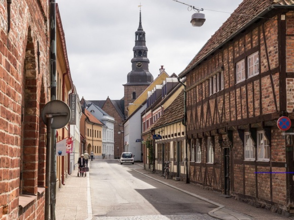 Rekordowa liczba polskich turystów w malowniczym szwedzkim Ystad! LIFESTYLE, Podróże - Coraz więcej Polaków odkrywa uroki szwedzkiego wybrzeża. Dzięki szybkim i tanim połączeniom promowym ze Świnoujścia, port w Ystad zanotował w 2017 roku rekordową liczbę pasażerów. Przeczytaj co do zaoferowania ma szwedzkie miasteczko portowe.