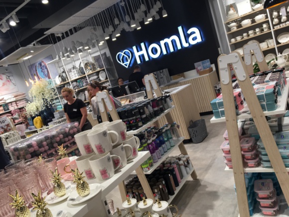 Homla w Wola Parku BIZNES, Handel - Miłośników interior designu ucieszy wiadomość, że w Wola Parku otworzył się nowy salon oferujący produkty wyposażenia i aranżacji wnętrz - Homla. Lokal zajął powierzchnię 218 mkw.