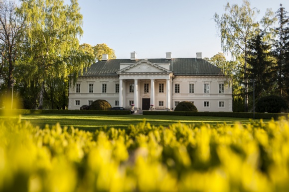 Nowoczesne centrum hotelowo-konferencyjne w 200-letnim zabytkowym pałacu LIFESTYLE, Podróże - Jeden z najlepiej zachowanych zabytków polskiego klasycyzmu – Pałac Mała Wieś, rozbudowuje swoją infrastrukturę i staje się luksusowym centrum konferencyjnym o najnowocześniejszych rozwiązania eventowych.