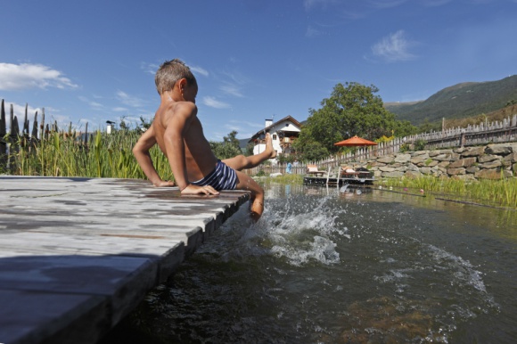 Wakacyjne przygody nad jeziorami i stawami Południowego Tyrolu LIFESTYLE, Podróże - Wielu z nas nie wyobraża sobie letniego urlopu bez piaszczystych plaż i kąpieli w morzu albo jeziorze. Południowy Tyrol słynie z licznych, równomiernie rozłożonych po całym regionie górskich jezior i stawów, które są doskonałymi akwenami do uprawiania sportów wodnych.