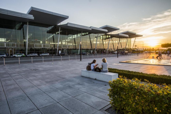 Port Lotniczy Wrocław. Rekordowy miesiąc w historii LIFESTYLE, Podróże - W czerwcu wrocławskie lotnisko obsłużyło ponad 352 tys. pasażerów. Zarówno tanie linie, jak i przewoźnicy sieciowi na trasach międzynarodowych odnotowali wzrosty o blisko 30%. Ponad 90 tys. podróżnych wybrało wakacje z biurem podróży.