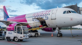 Wizz Air poleci z Wrocławia do Charkowa LIFESTYLE, Podróże - Wizz Air ogłosił właśnie nowy kierunek lotów z Wrocławia. Od października samoloty tanich linii dwa razy w tygodniu polecą do Charkowa. Będzie to już czwarte połączenie na Ukrainę dostępne z wrocławskiego portu.