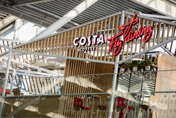 Rozsmakuj się w odlotowym koncepcie Costa Coffee FlyDining na warszawskim Okęciu LIFESTYLE, Podróże - Podróż to niemałe wyzwanie – od planowania, przez pakowanie, aż po przeprawę przez lotnisko.