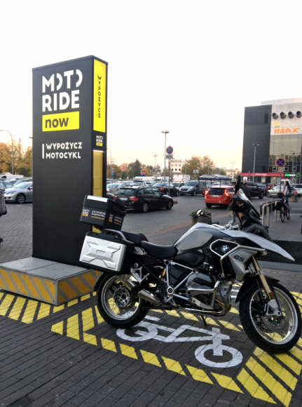 Sadyba Best Mall z pierwszą w Polsce bezobsługową wypożyczalnią motocykli BIZNES, Handel - Pierwsza w Polsce bezobsługowa motostacja została otwarta w warszawskiej galerii Sadyba Best Mall. Wypożyczalnia firmy Motoride oferuje motocykle premium marki BMW oraz umożliwia wypożyczenie i zwrot pojazdu o dowolnej porze za pomocą smartfona.