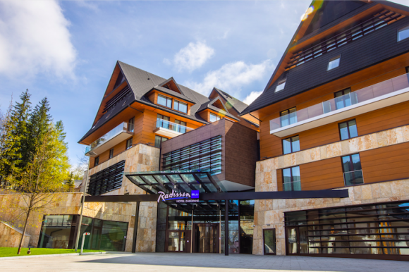 Radisson Blu Hotel & Residences, Zakopane partnerem Czyste Tatry ekoMałopolska 2 LIFESTYLE, Podróże - Wyjątkowe miejsca wymagają wyjątkowej opieki, a komfortowy wypoczynek może się odbywać w harmonii z przyrodą - to idee bliskie zarówno projektowi Czyste Tatry ekoMałopolska, jak i Radisson Blu Hotel & Residences, Zakopane, który w tym roku wspiera inicjatywę.