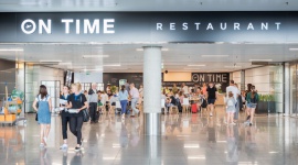 Bądź On Time. Nowa restauracja na wrocławskim lotnisku LIFESTYLE, Podróże - Jesz, co chcesz i ile chcesz, do tego w atrakcyjnych cenach i przyjemnej atmosferze. W hali ogólnodostępnej Portu Lotniczego Wrocław otwarto nowe miejsce – On Time Restaurant.