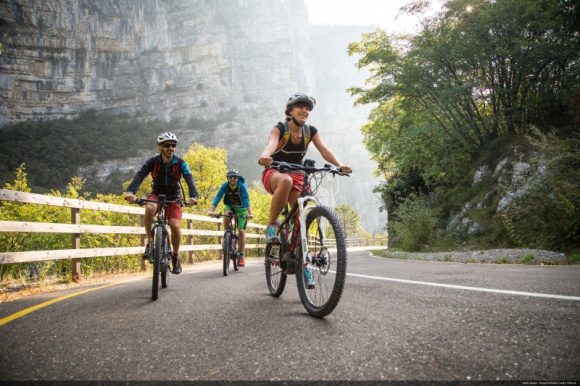 Trentino: trasy rowerowe godne polecenia LIFESTYLE, Podróże - W Trentino, północnej prowincji Włoch, jest 431 km ścieżek rowerowych, co sprzyja aktywnemu wypoczynkowi. Poniżej przedstawiamy 5 tras rowerowych, wśród których adepci kolarstwa, bez względu na poziom zaawansowania, znajdą coś dla siebie.