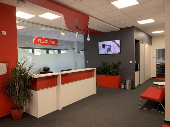 FlexLink Systems Polska strategicznie w SEGRO Logistics Park Poznań, Komorniki BIZNES, Handel - Firma SEGRO, wiodący właściciel, zarządca i deweloper nowoczesnych powierzchni magazynowych i produkcyjnych, przedłużyła umowę najmu powierzchni produkcyjno-biurowej z FlexLink Systems Polska.