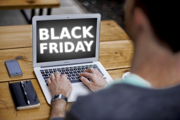 Black Friday - okazja na dobry zarobek, ale i ryzyko dużych strat BIZNES, Handel - Miłośnicy zakupów na całym świecie szykują się na zakupowe „szaleństwo” związane z przecenami, które pojawią się dokładnie w Black Friday, a który w tym roku przypada na 29 listopada. Nie wszystkie sklepy są do tego przygotowane.