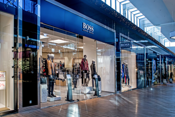 BOSS Outlet już otwarty we Wrocław Fashion Outlet BIZNES, Handel - Pierwszy Outlet BOSS w Polsce Zachodniej: BOSS Outlet działa od 6 grudnia we Wrocław Fashion Oultet. Tym samym oferta centrum dedykowana fanom wyrafinowanych, nowoczesnych kolekcji znacząco się wzbogaciła