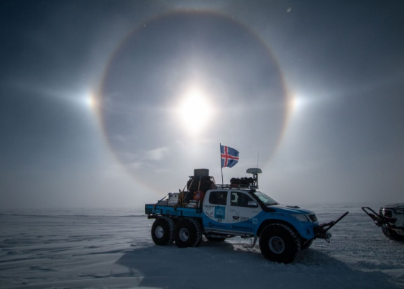 Toyotą Hilux na Południowy Biegun Niedostępności LIFESTYLE, Podróże - Ekspedycja Arctic Trucks dotarła do Bieguna Niedostępności na Antarktydzie, na którym panuje najniższa średnia temperatura na Ziemi: -58,2°C. Wyprawa była możliwa dzięki specjalnie przygotowanym przez islandzką firmę Hiluxom w wersji 4x4 i 6x6.