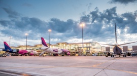 Start zagranicznych połączeń lotniczych z Wrocławia. Poznaj plany przewoźników LIFESTYLE, Podróże - Dziś Wizz Air uruchomi pierwsze połączenie z Wrocławia do Eindhoven, jutro do Reykjavíku i Oslo. Na 1 lipca start zapowiadają Ryanair oraz Lufthansa. Jest szansa, że na początku przyszłego miesiąca do dyspozycji będą w sumie 42 kierunki. Na 3 sierpnia powrót zapowiedział KLM.