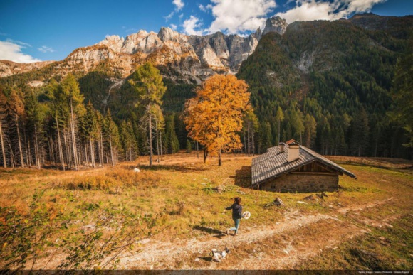 Jesień możliwości w trydenckich Dolomitach LIFESTYLE, Podróże - Jesień to idealny moment na połączenie aktywności pod gołym niebem z kosztowaniem regionalnych dań. We Trentino nie zabraknie okazji do podziwiania gór oraz odkrywania lokalnej kuchni dzięki wydłużonemu funkcjonowaniu schronisk i wyciągów oraz inicjatywie „I Rifugi del Gusto”.