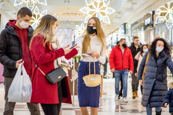 Moc świątecznych atrakcji w Centrum Korona BIZNES, Handel - Skrzynka na listy do Mikołaja, strefa pakowania prezentów i maskotki za zakupy czekają na mieszkańców Wrocławia, którzy odwiedzą Centrum Korona do 24 grudnia 2020 r.